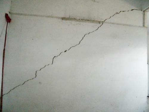農(nóng)村自建房墻出現(xiàn)了裂縫。為什么？